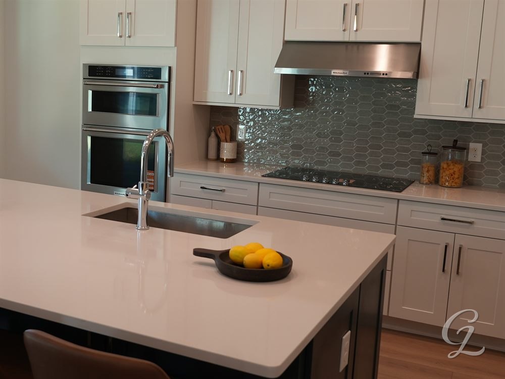Backsplash & fixtures